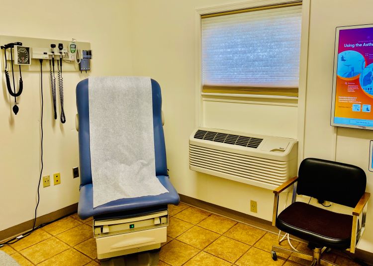 Family Internal Medicine - Patient examination room